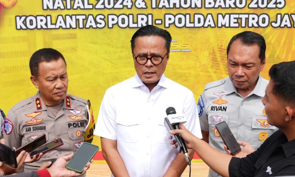 Kakorlantas Polri dan Wamen BUMN melakukan kunjungan ke Command Center KM 29 PJR Korlantas Polri di Tol Jakarta-Cikampek, Jumat (27/12/2023)