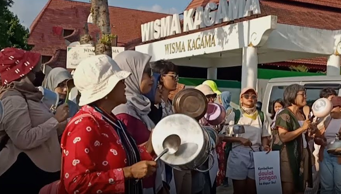 Emak-emak di Jogja Demo Minta MBG Disetop Buntut Keracunan Massal
