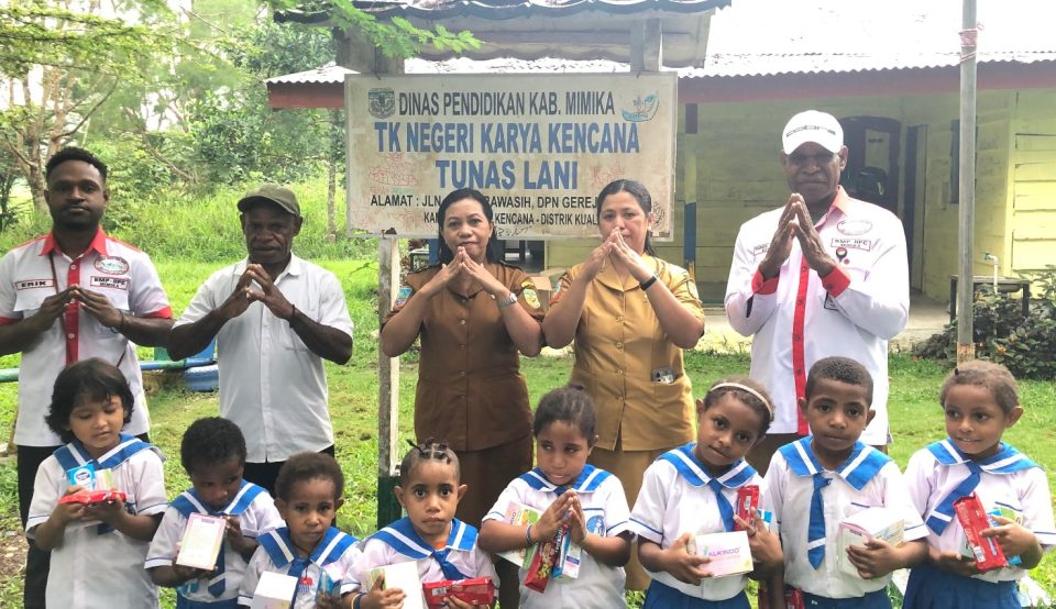 BMP RI Mimika Bagikan Masker dan Makanan1